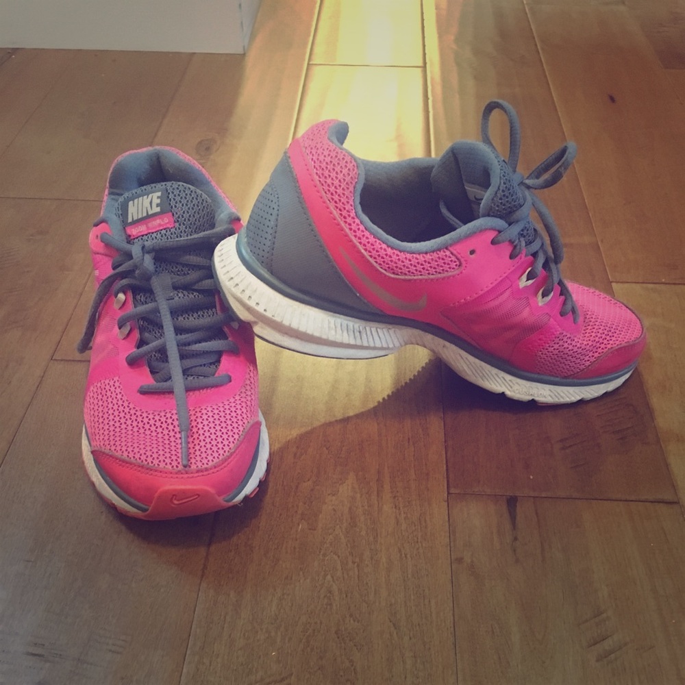 Nike women’s tennis shoes